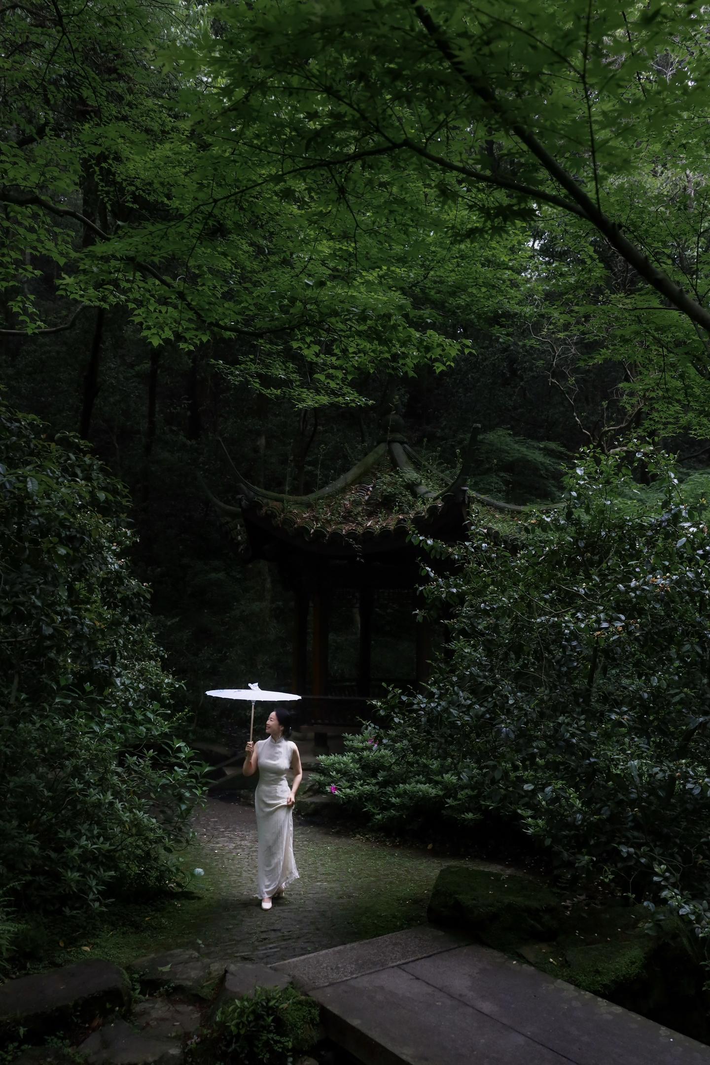 在杭州，我只去一个地方。很多约拍的姐妹问我，五一来杭州有没有人少，景美...