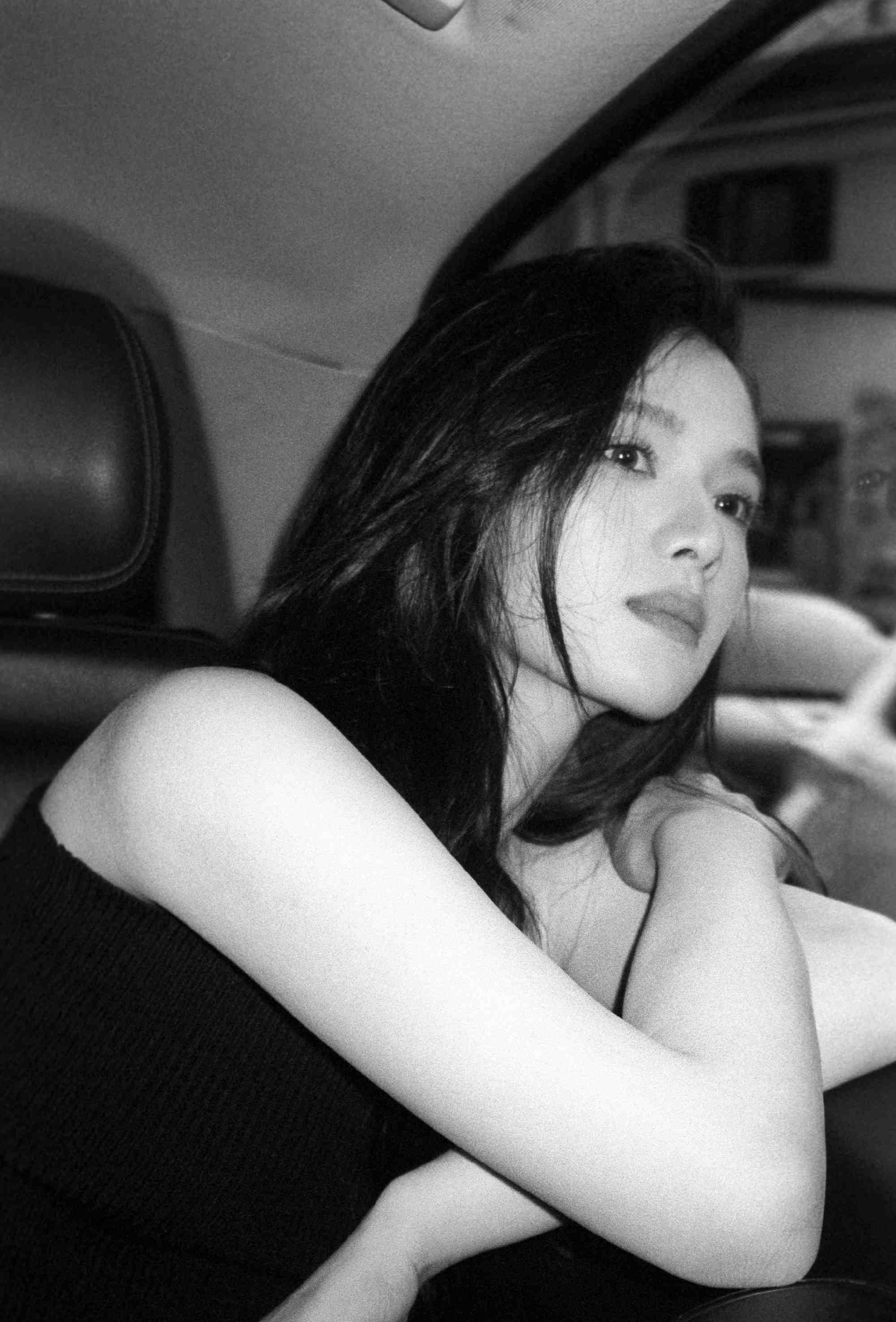 张婧仪的黑白胶片这胶片质感绝了，婧仪是穿越过来的复古女神吧[抱一抱] ​​​