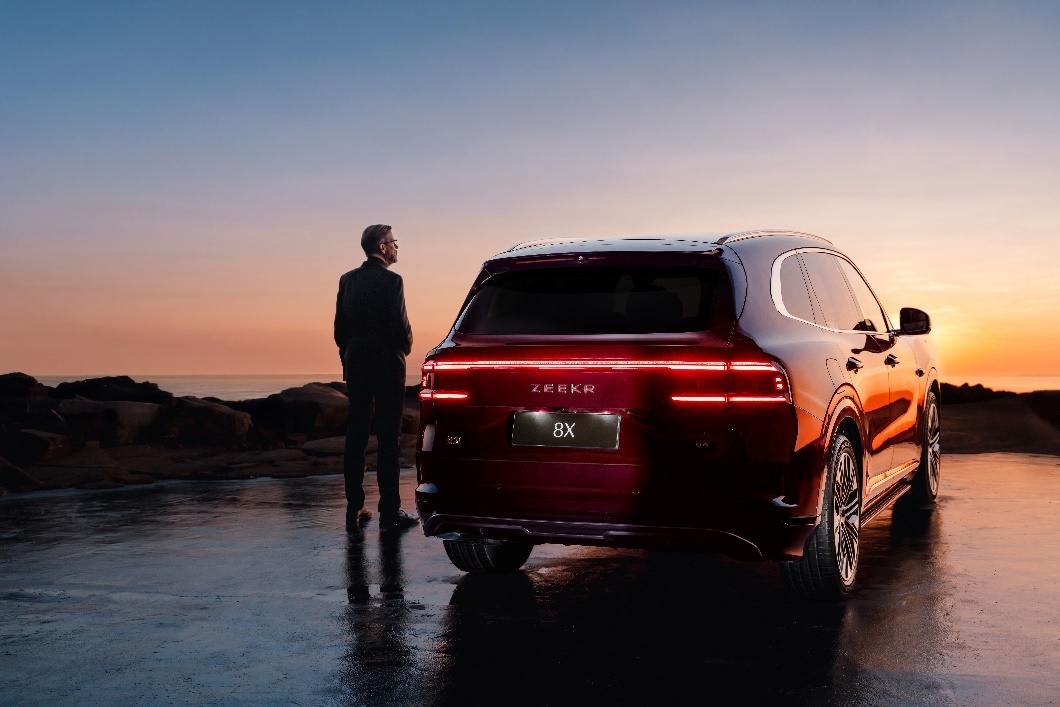 极氪8X 车漆质感绝了！凑近看像藏了片星河，流光溢彩的，太心动～中国新一代高性能