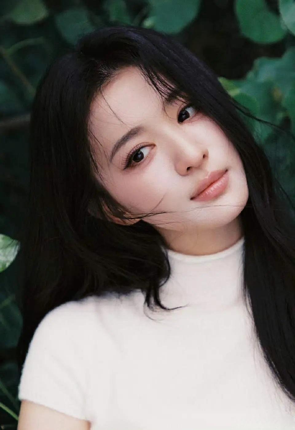 王楚然的美真的被严重低估了！这组写真氛围感拉满，清冷又明艳的气质直戳人心，颜值与