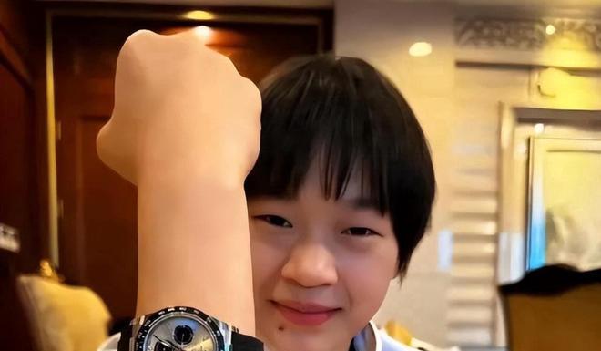 近日，全红婵因佩戴劳力士手表引发网友热议。后师兄杨昊澄清手表实为他的，全红婵只是