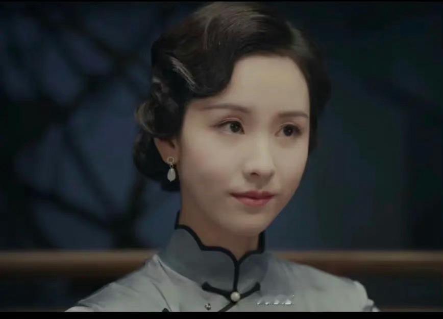 怎么感觉成都霖的脸已经僵硬的不太适合上荧幕了？ ​​​