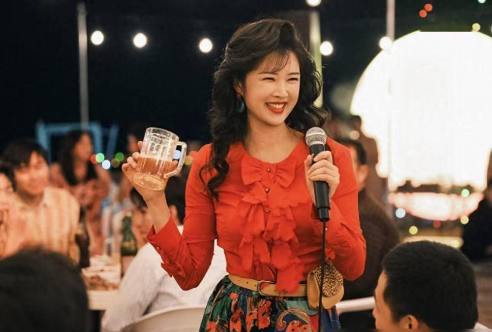 她演完温婉轻红，转头就把唇边痣一贴，成了泼辣春条。
导演喊卡，她眼泪还挂在睫毛上