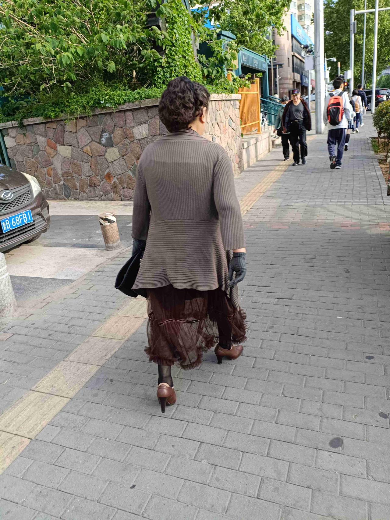 前几天早上六点半左右坐公交车去儿子家，公交车上一位女性吸引了我的目光，年纪也不算