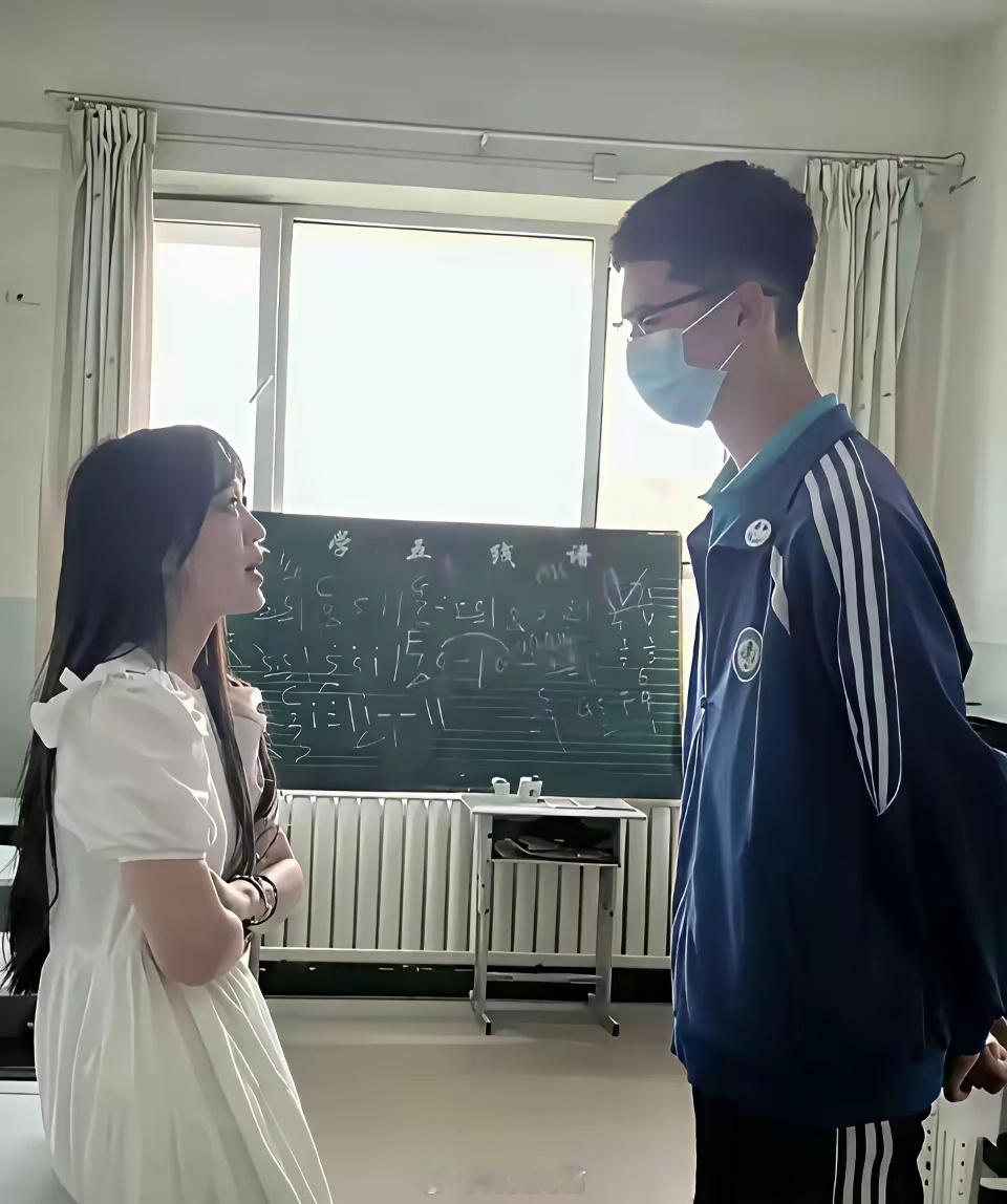 上了年纪，突然理解学校为啥让穿校服了。 