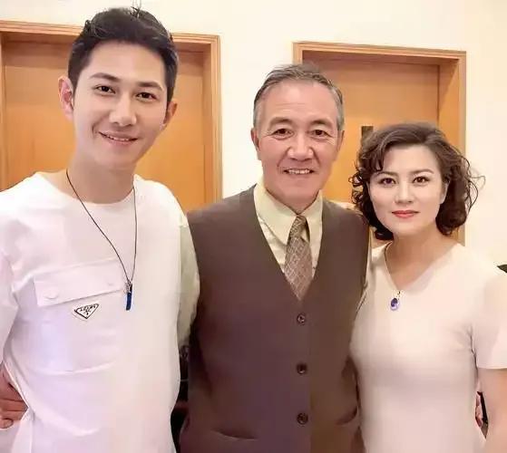 这是李幼斌老师和美娇妻史兰芽还有儿子李小珂的合影。李老师虽然六十多岁了，头发都秃