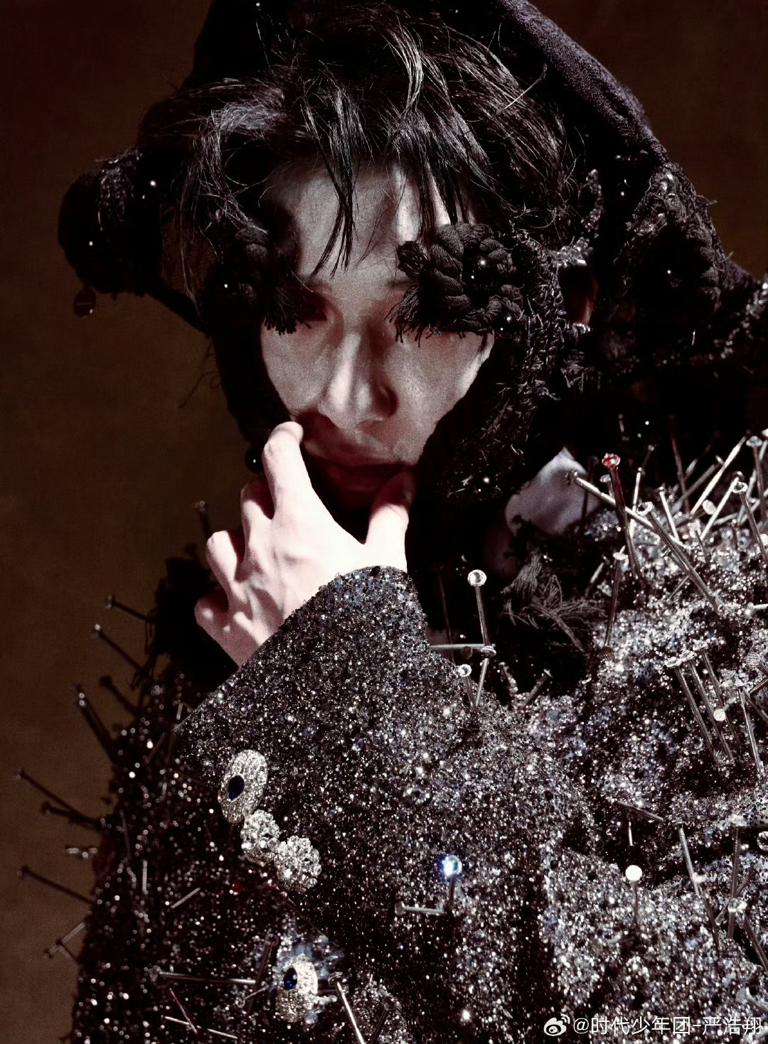 严浩翔鬼面造型严浩翔fly造型 妈呀...唯有震撼 