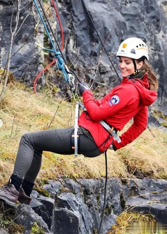 新照片，威尔士夫妇在威尔士！今天，威廉凯特到达威尔士，开始了为期两天的访问。在今