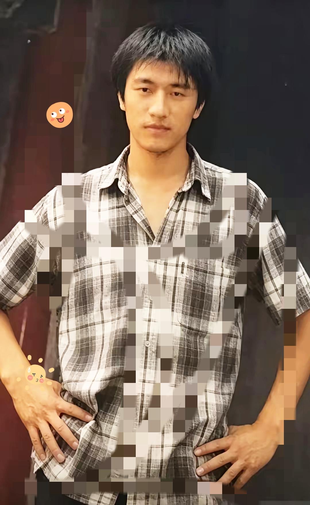 年轻时的张雪峰，自带一股野性又硬朗的痞帅气质，阳光又有劲儿，浑身都是挡不住的荷尔