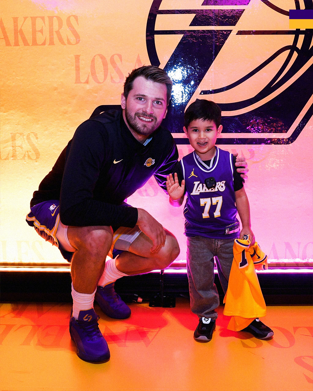 还记得前不久在看台上激动咆哮的小球迷吗（指路👉网页链接）昨天的比赛他已经跟卢卡