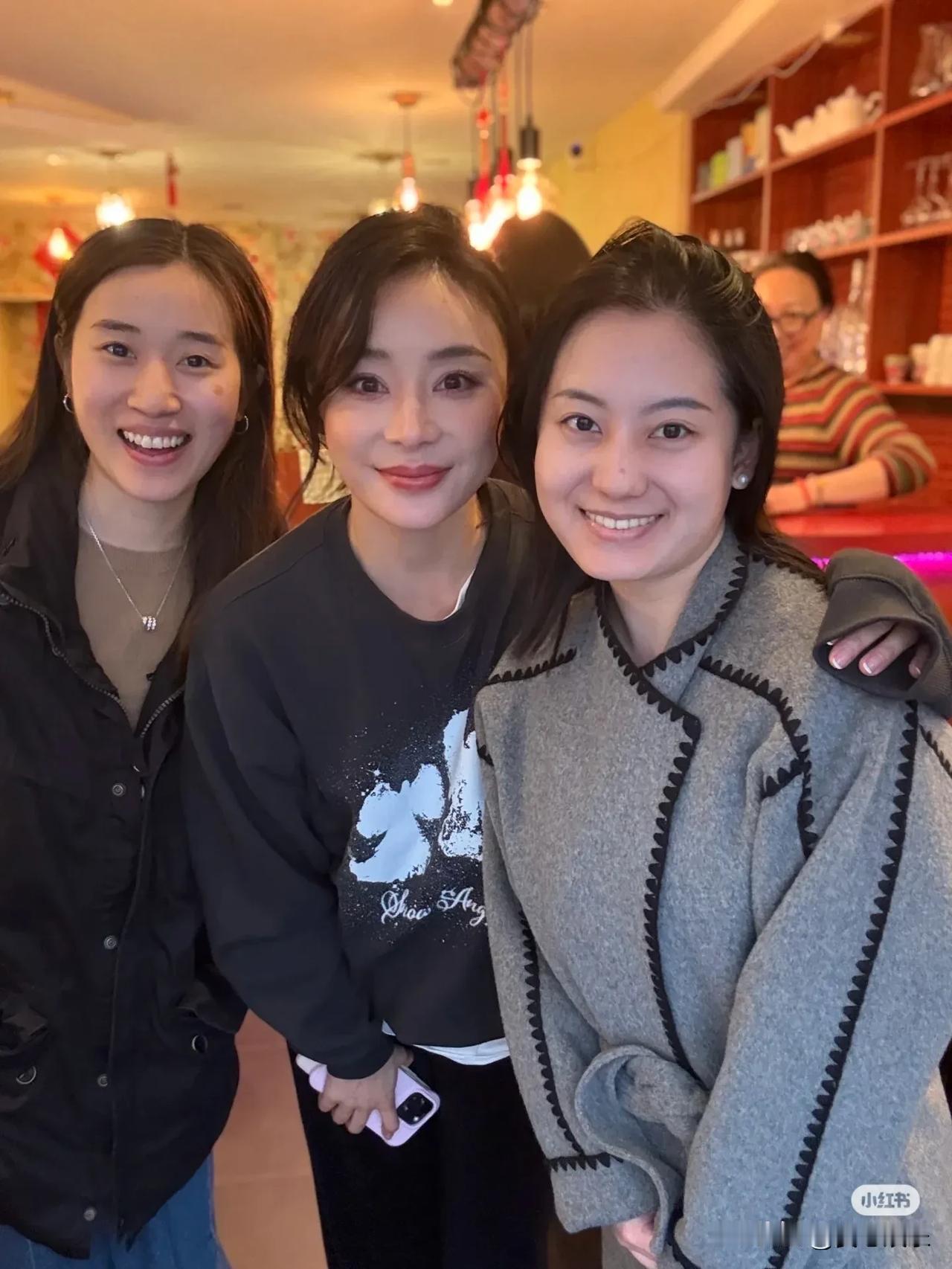 偶遇袁姗姗！
下午四点多在巴黎一家中餐馆神奇偶遇！！还好最后瞟了一眼不然就错过啦