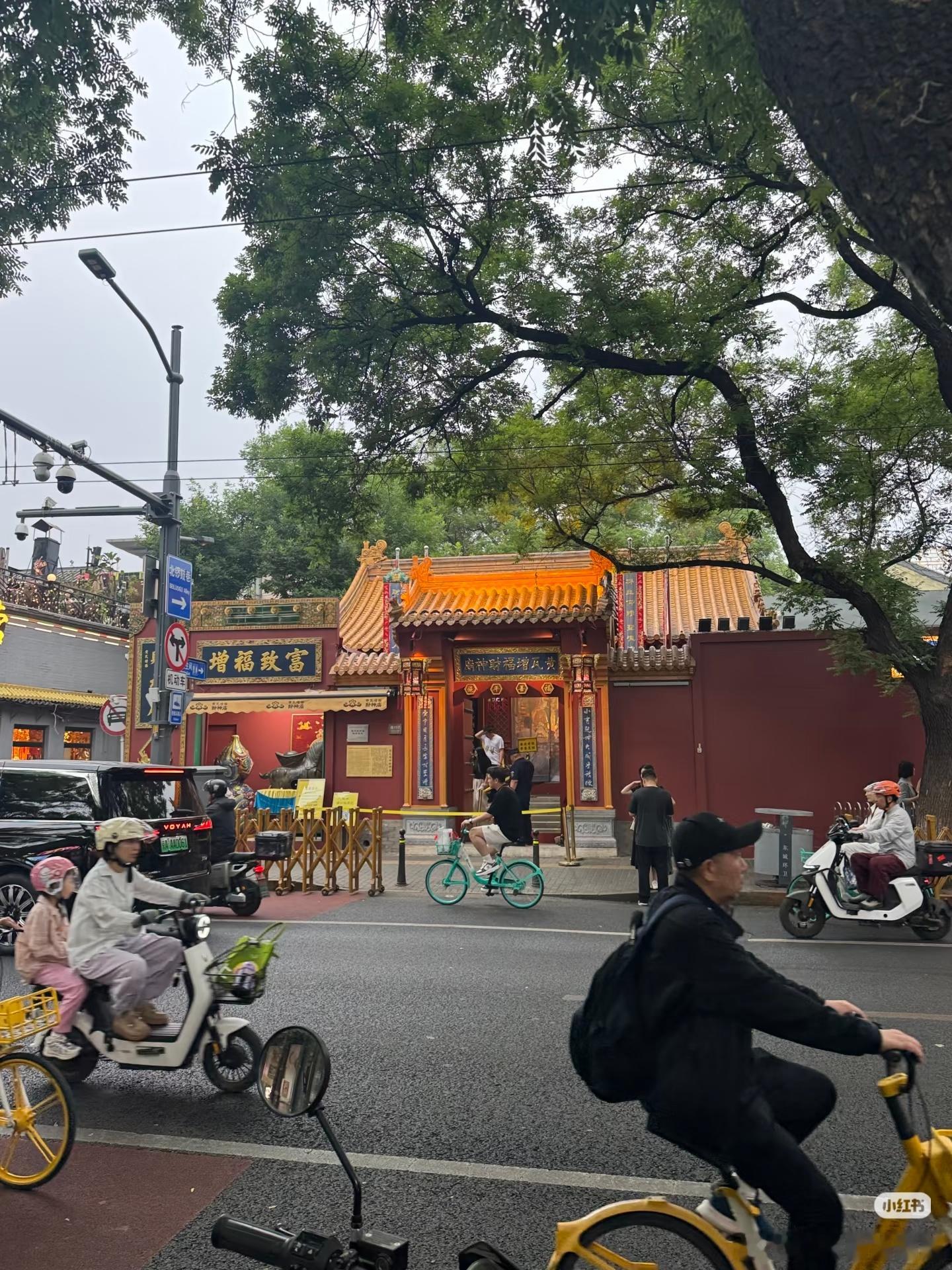 黄仁勋还去了南锣鼓巷的财神庙。。。这是请财神爷保佑他可以卖H200芯片吗？