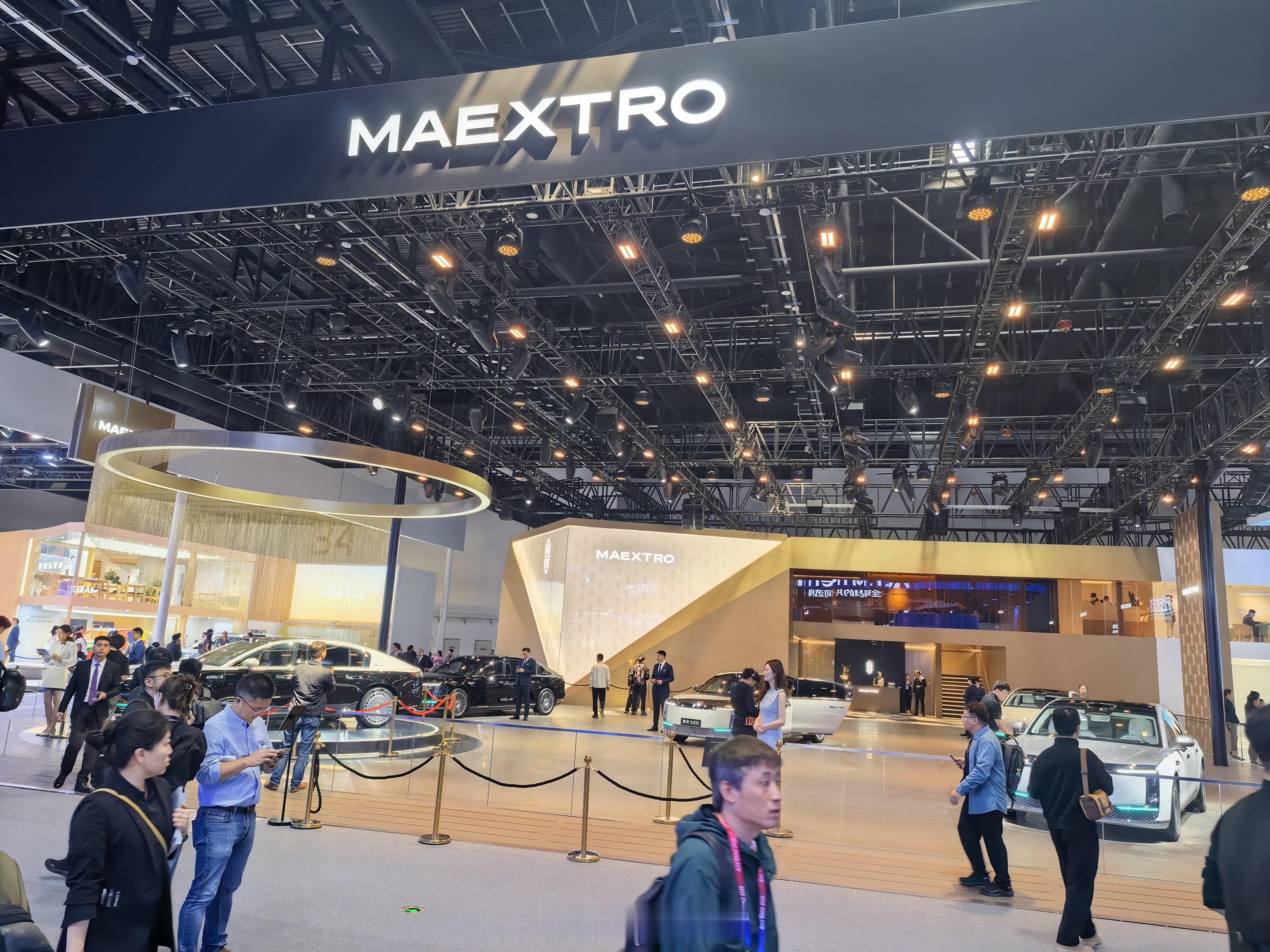 2026北京车展尊界展台一眼高级感 5款颜色都到场了。 