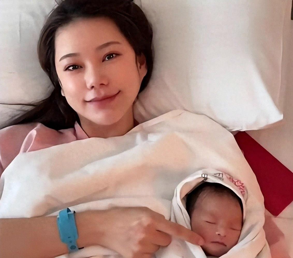 汪小菲在产房外听到孩子哭声，眼眶红了。
不到24小时，有人翻出他多年前另一场生产