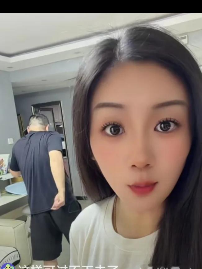楼上夫妻昨晚大打出手，女方没占上风，心里憋着一肚子火，非要报复丈夫出恶气。等丈夫