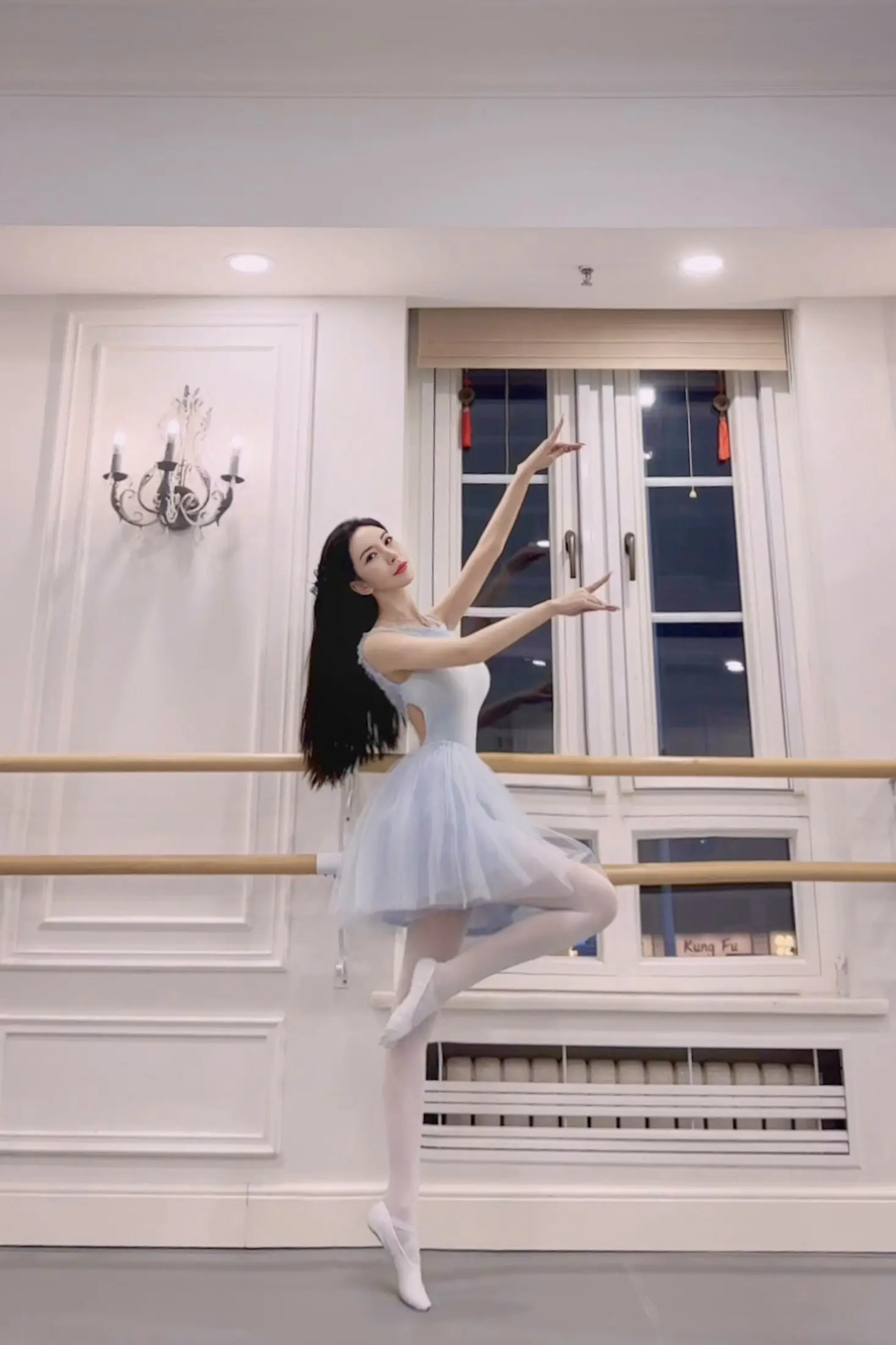 淡蓝纱裙裹着的，是不被定义的浪漫 镜子里的倒影，是被好好珍藏的我 带着...