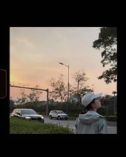 赵今麦发了城市骑行九宫格，简直是少年感拉满，追风骑行元气满满，素颜直出太美了，苗