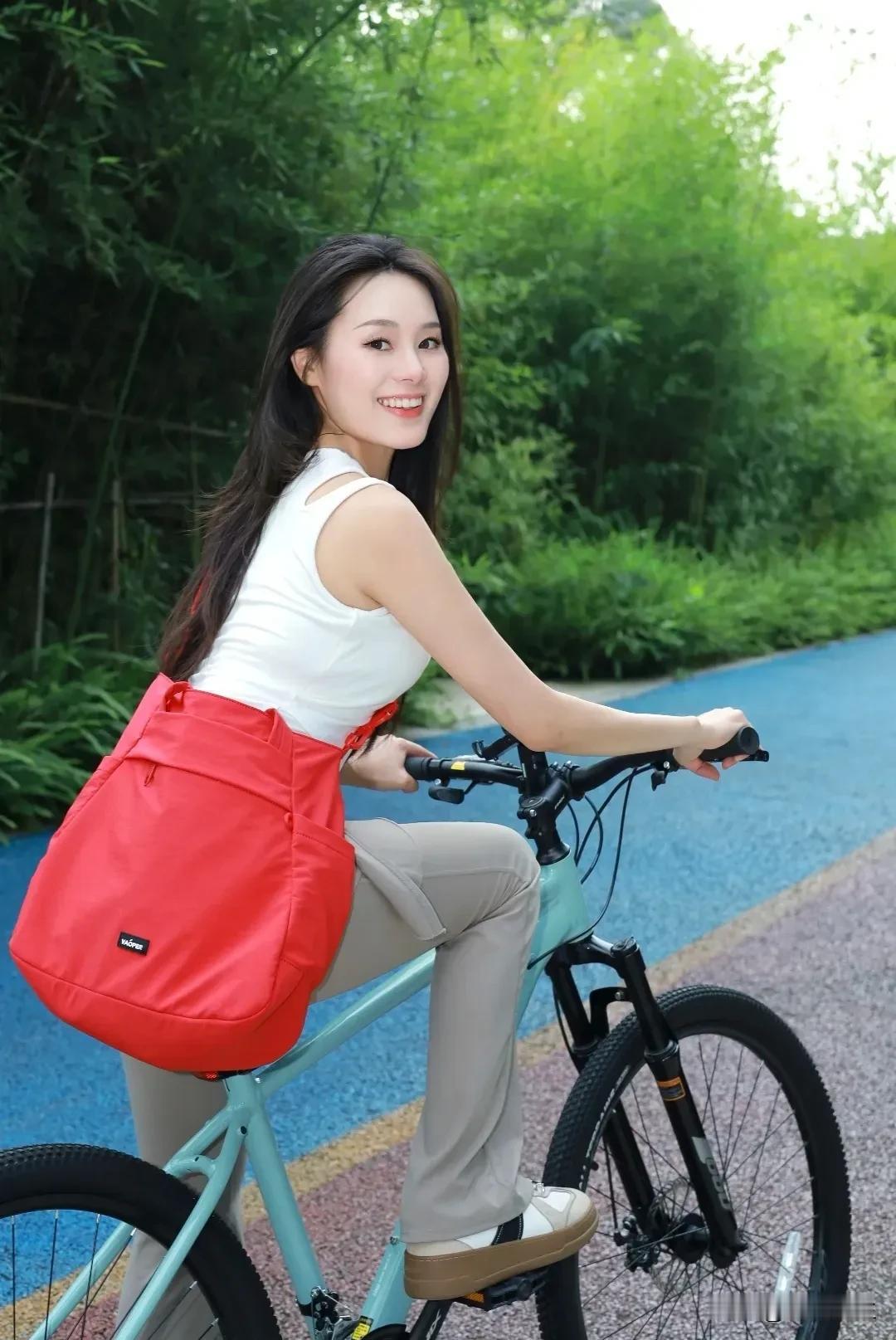 心情是自己的，风景无需多美，放下疲惫，放空自己才是真的，在山水间寻一份宁静