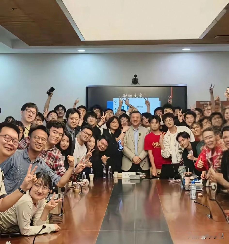 张维为来北京某高校演讲，非常受大学生欢迎，大学生争先合影和签字留念你咋看复旦大学