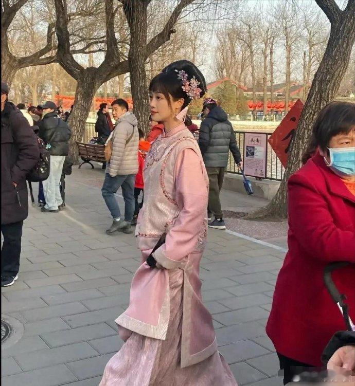蓝盈莹的花期是真的长啊34岁时和19岁演甄嬛传浣碧时一点变化都没有。 ​​​