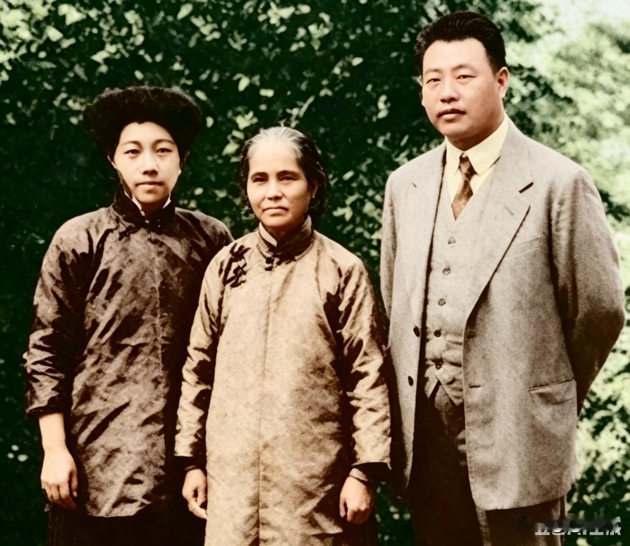 宋霭龄和孔祥熙夫妇和卢慕贞夫人合影。
宋霭龄曾经担任孙中山的英文秘书，是宋家第一