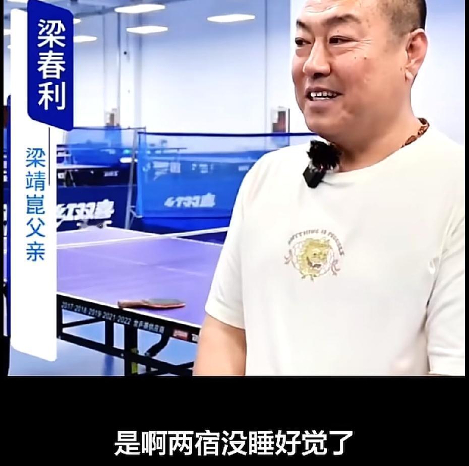 甜甜的老父亲接受采访了！他们父子长得很像，都是圆圆的脑袋，憨厚朴素，五官都很端正