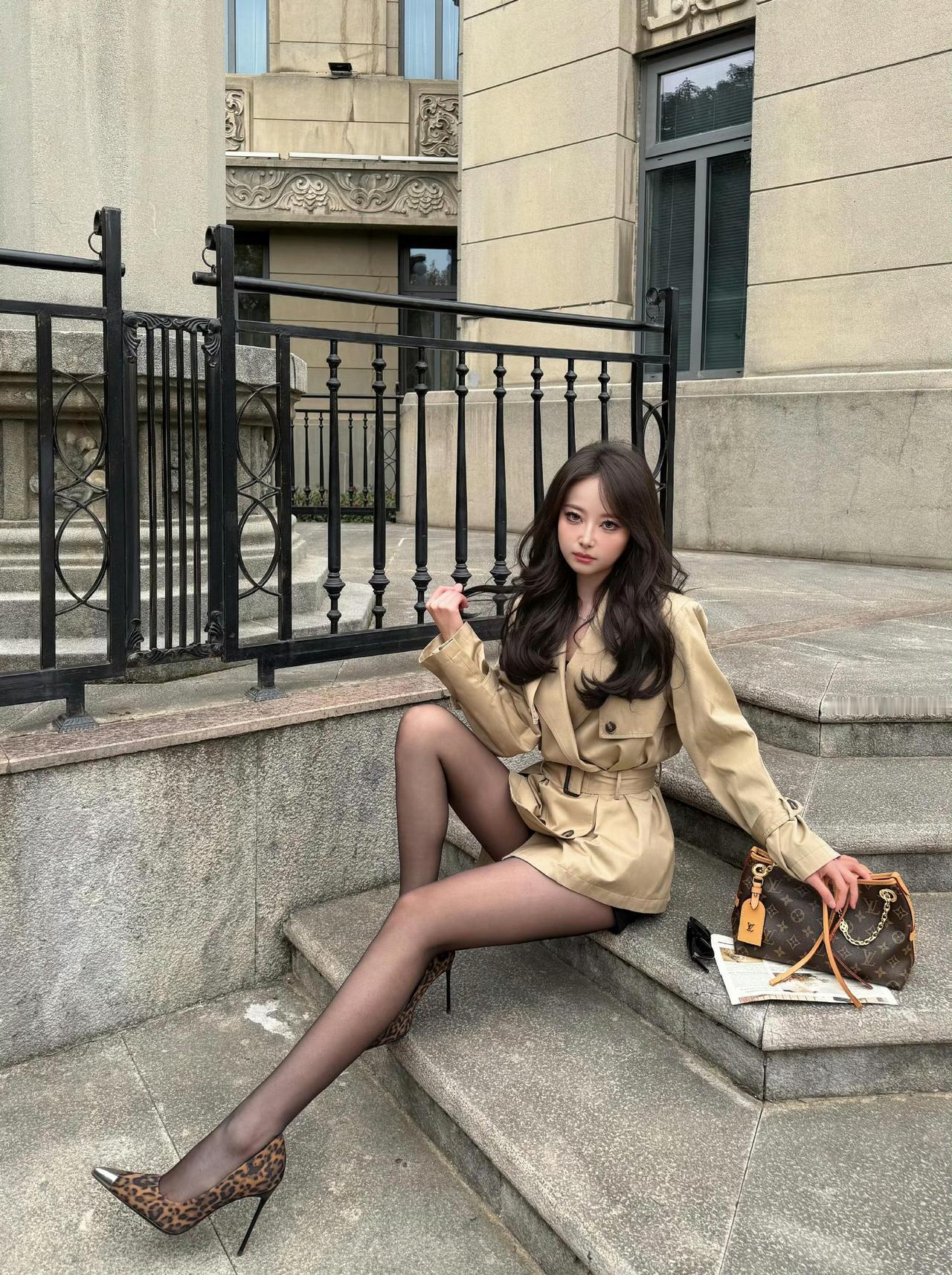 这套穿搭太有“都市轻熟感”了！卡其短风衣自带利落气场，搭配黑色短裤。豹纹尖头鞋添