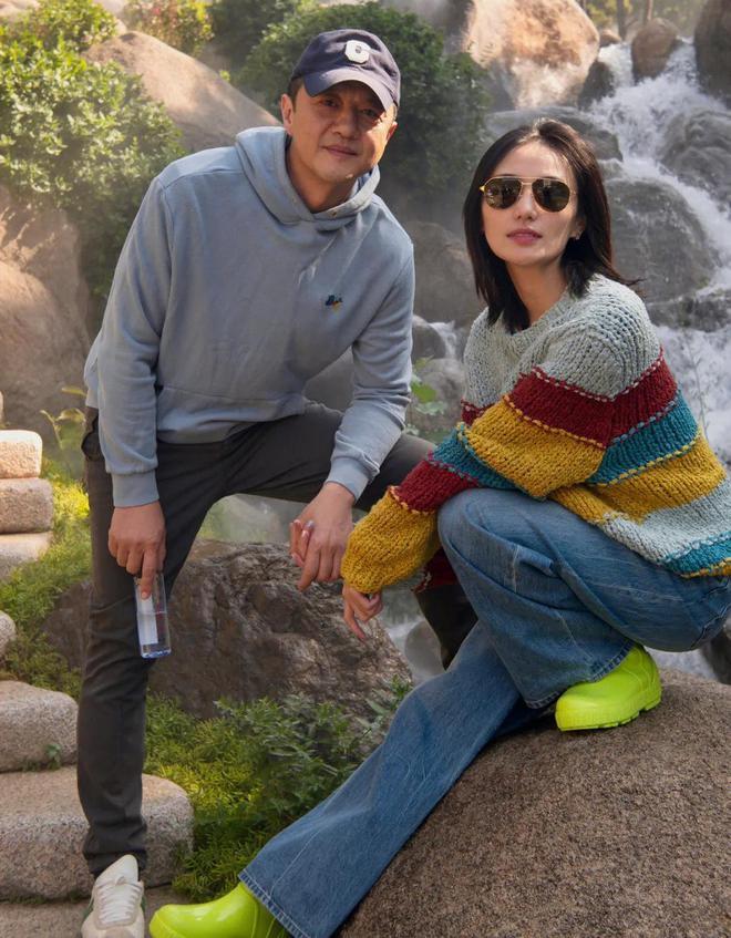 54岁的李亚鹏与二婚妻子海哈金喜近日通过社交账号正式宣布离婚，结束了为期三年的婚