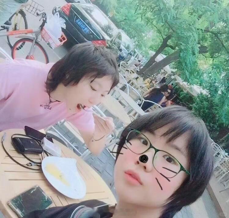 窦佳嫄说跟窦靖童第一次见面很尴尬 窦佳嫄在播客中聊到和姐姐窦靖童第一次见面的经历