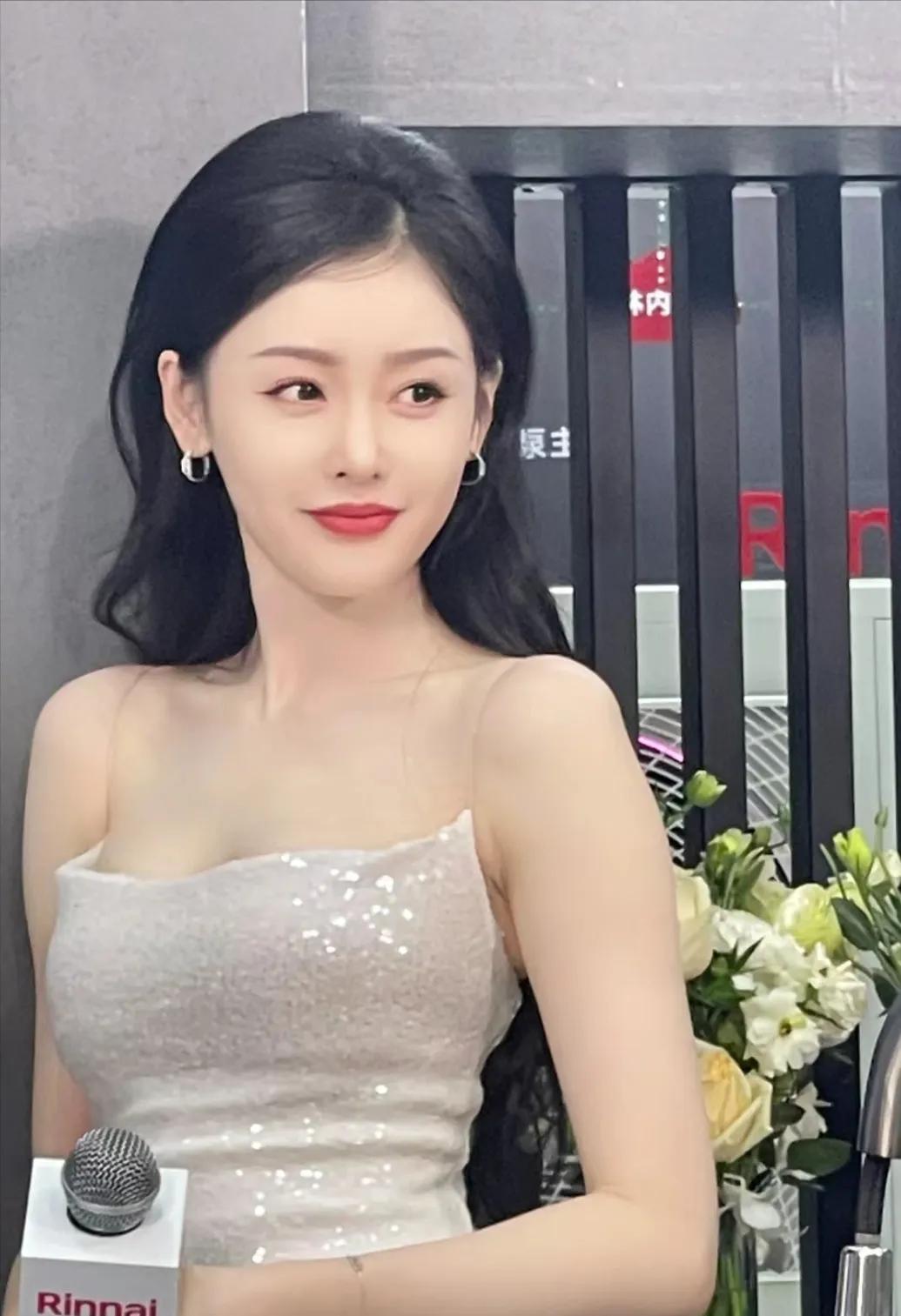 上海家电博览会看到了张天爱，她现在比起以前圆润一些了，更好看了，又白又好看，而且