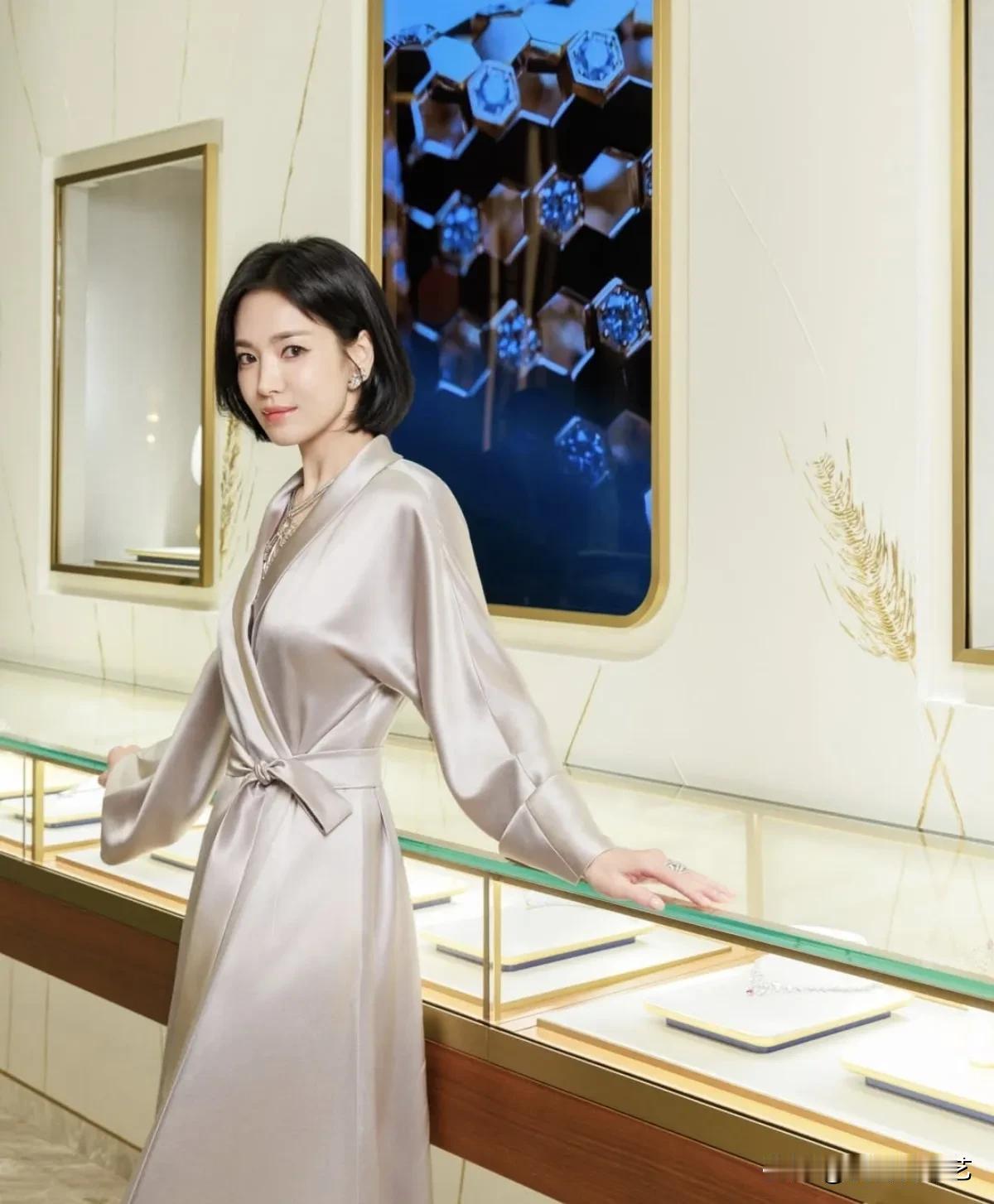8日，演员宋慧乔在自己的Instagram上上传了多张照片。公开的照片中，宋慧乔
