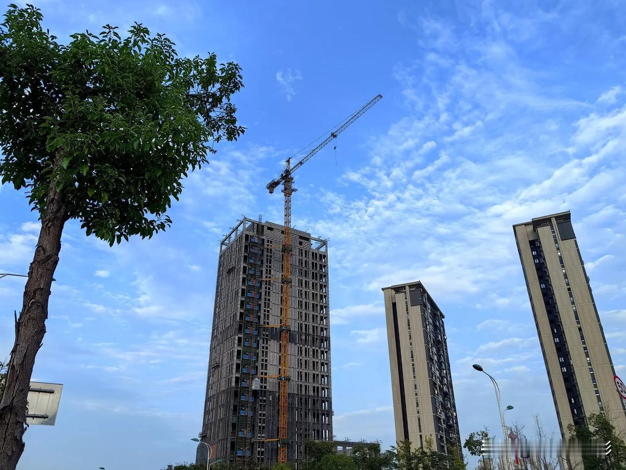 夕阳无限好,只是近黄昏.！原来阴沉沉的阴天一下又云散蓝天现！