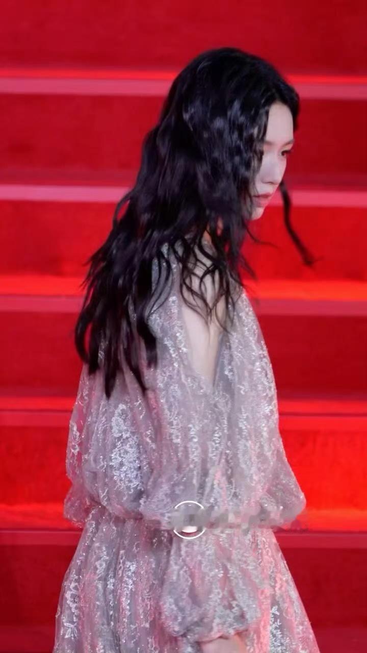 周也穿普拉达的女王2见面会上班，自信从容的也子好， 红毯回眸直接美晕了😍 