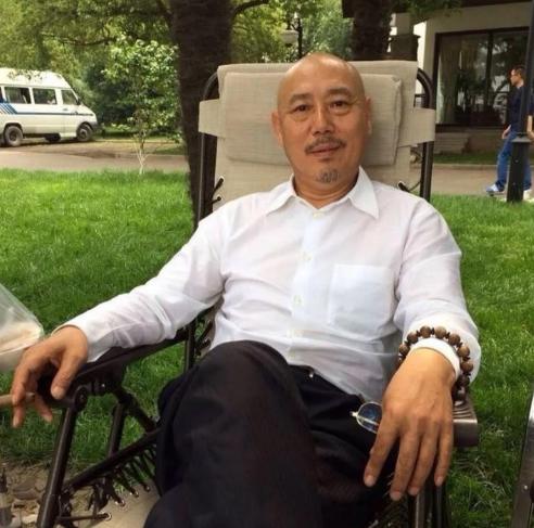 1991年，身价过亿的李诚儒，把糟糠之妻和6岁儿子赶出家门，转身娶了女朋友。20