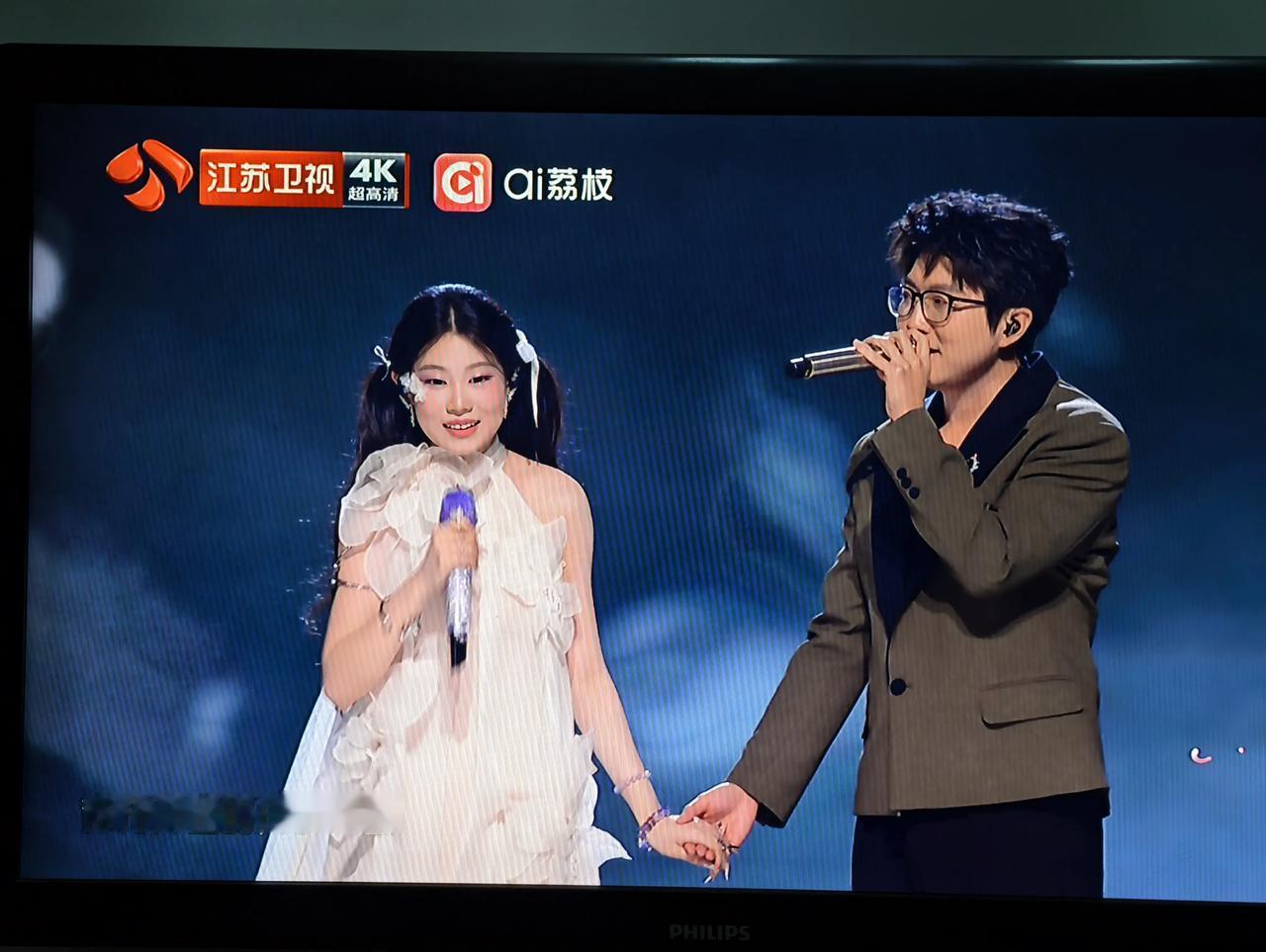 沈佳润与毛不易合唱的《不染》，怎么听怎么奇怪的感觉。毛不易好像很怀疑的表情。第一