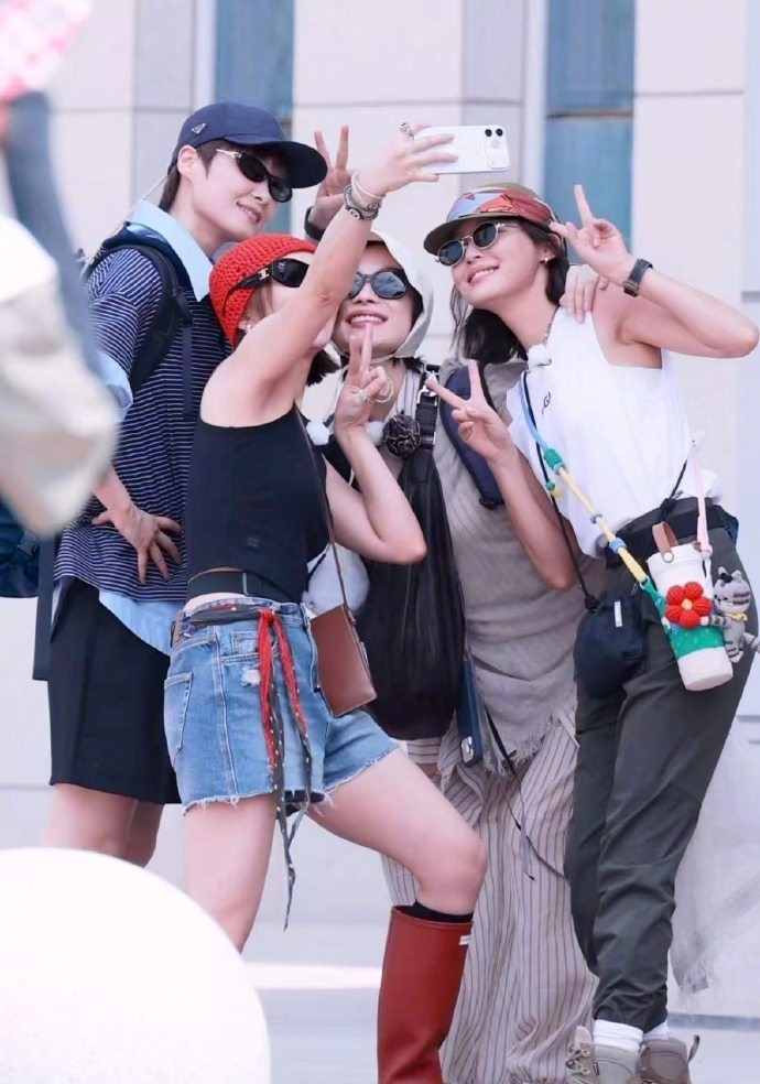 辛芷蕾李宇春高叶倪妮比耶合照向野的我们新疆库车路透 辛芷蕾李宇春高叶倪妮集体比耶