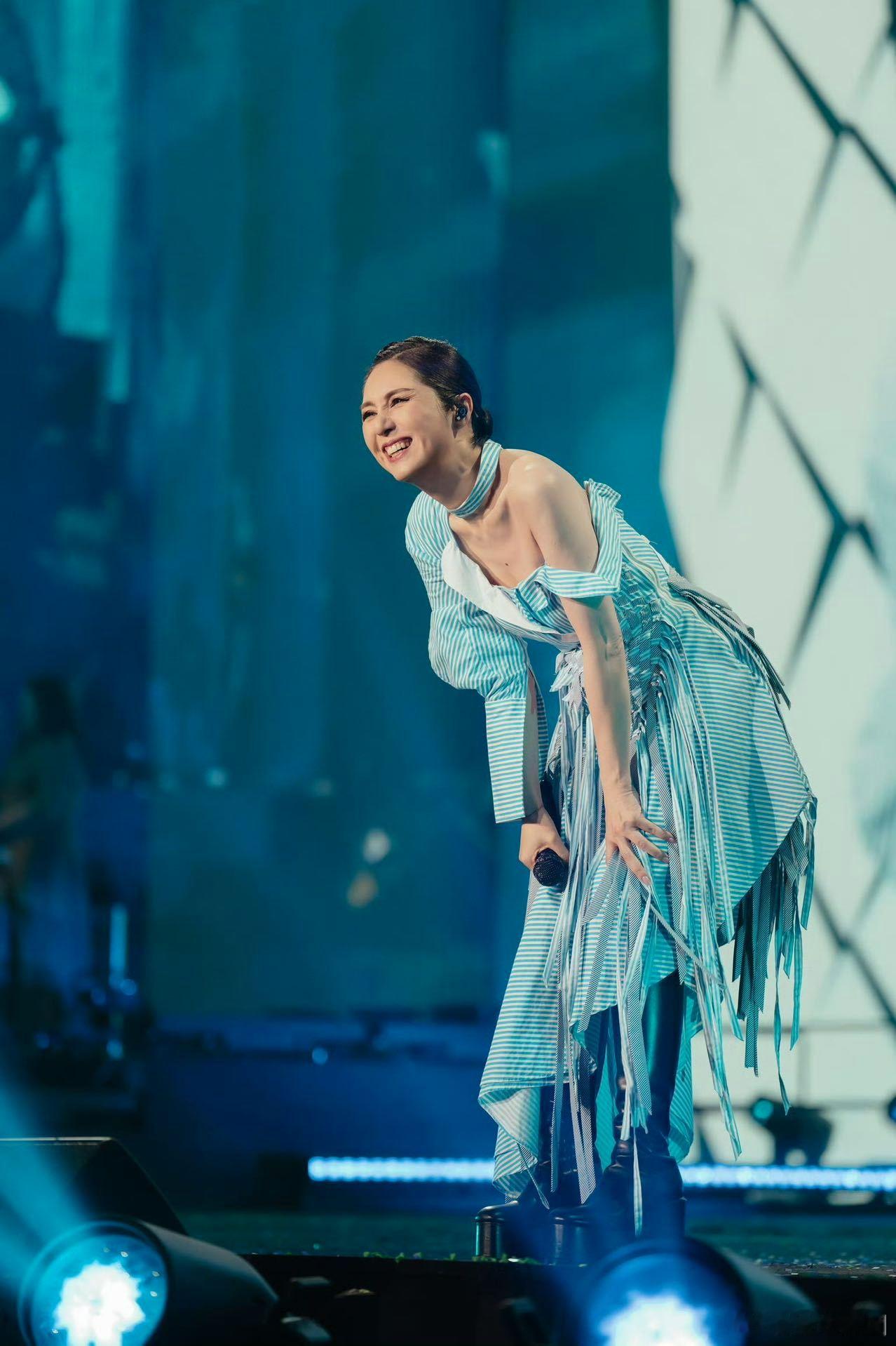 #杨千嬅大雨天连唱42首歌##杨千嬅42首歌掺雨不掺水#杨千嬅的演唱会总是让人充