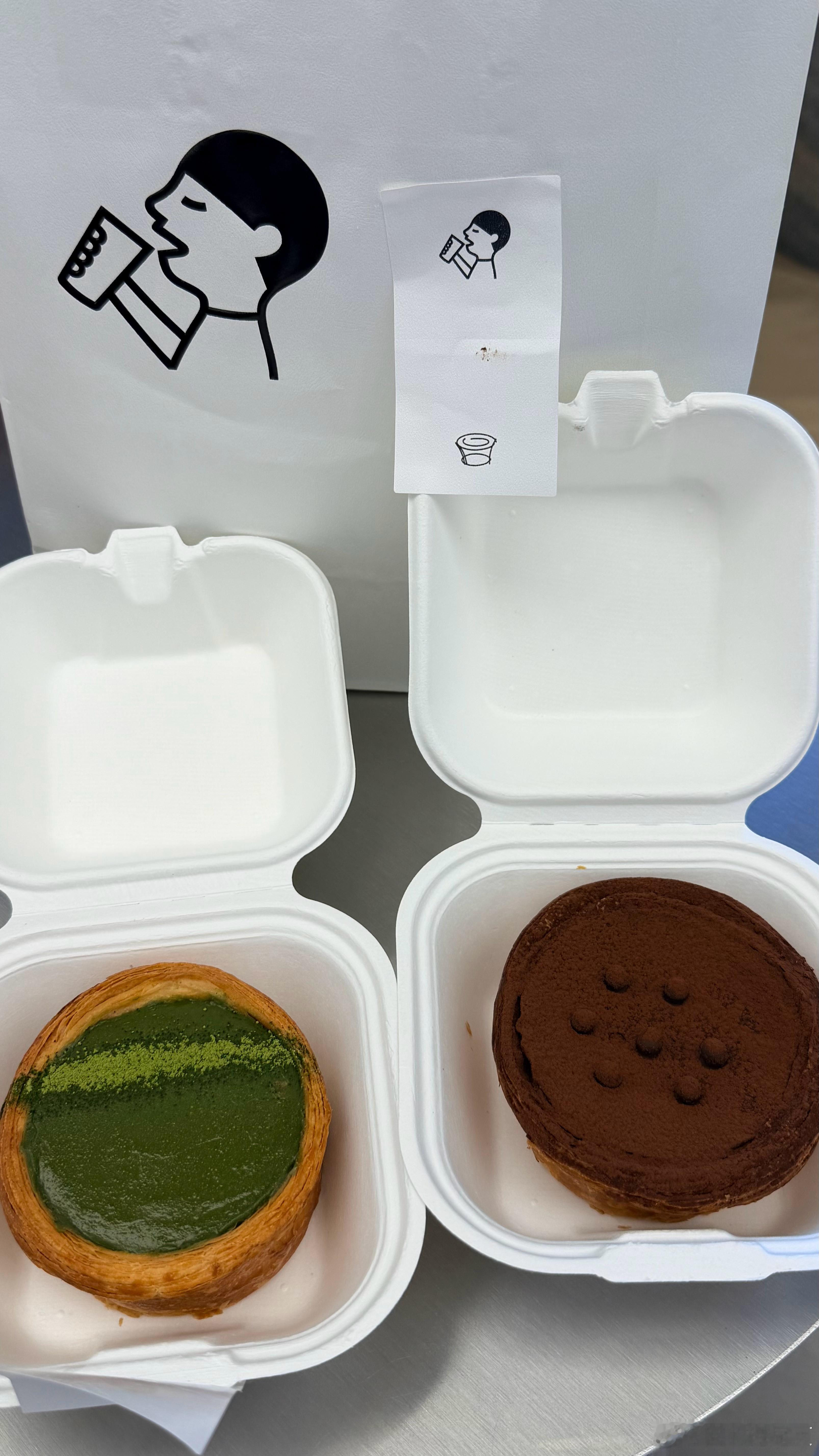 我滴妈呀下午去买了喜茶这个蛋挞特别好吃。。内馅是那种生巧半流不流的，就是太贵了一