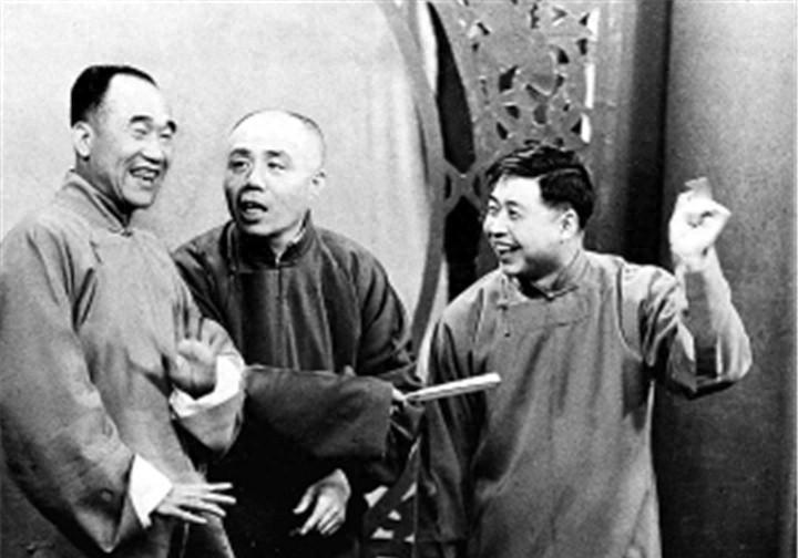 周总理陪女演员跳交际舞，突然停下来拉着她，转身问马季你们打算什么时候结婚呢？
1
