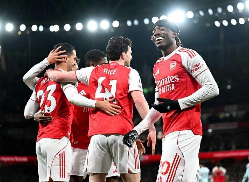 4连胜终结 阿森纳1-1小蜜蜂 领先优势缩至4分 马丁内利失绝杀单刀在北京时间2