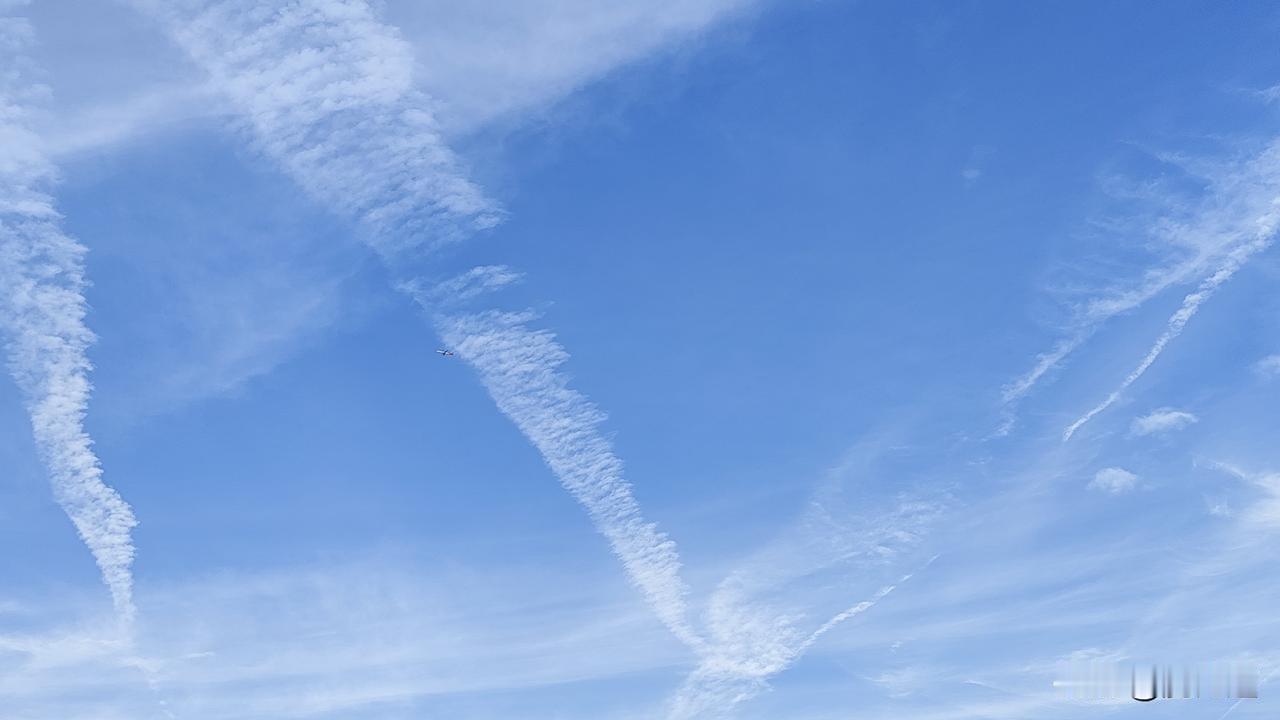 分享一张相册里随手拍的天空夏日蔚蓝的天空，白云时刻变幻，魔术般的演绎着巨大动画般