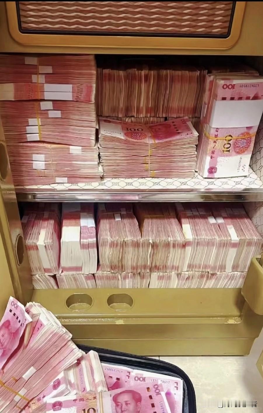 奉劝大家，
手里有钱的人，
不管是现金，W信还是Z付宝、都不要
轻易告诉别人，不