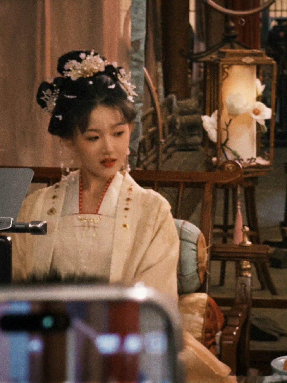 季美含演我暴富生活天天有囍开播刚意识到有钱就狂撒黄金，转头逛市集买新衣服，还跑去