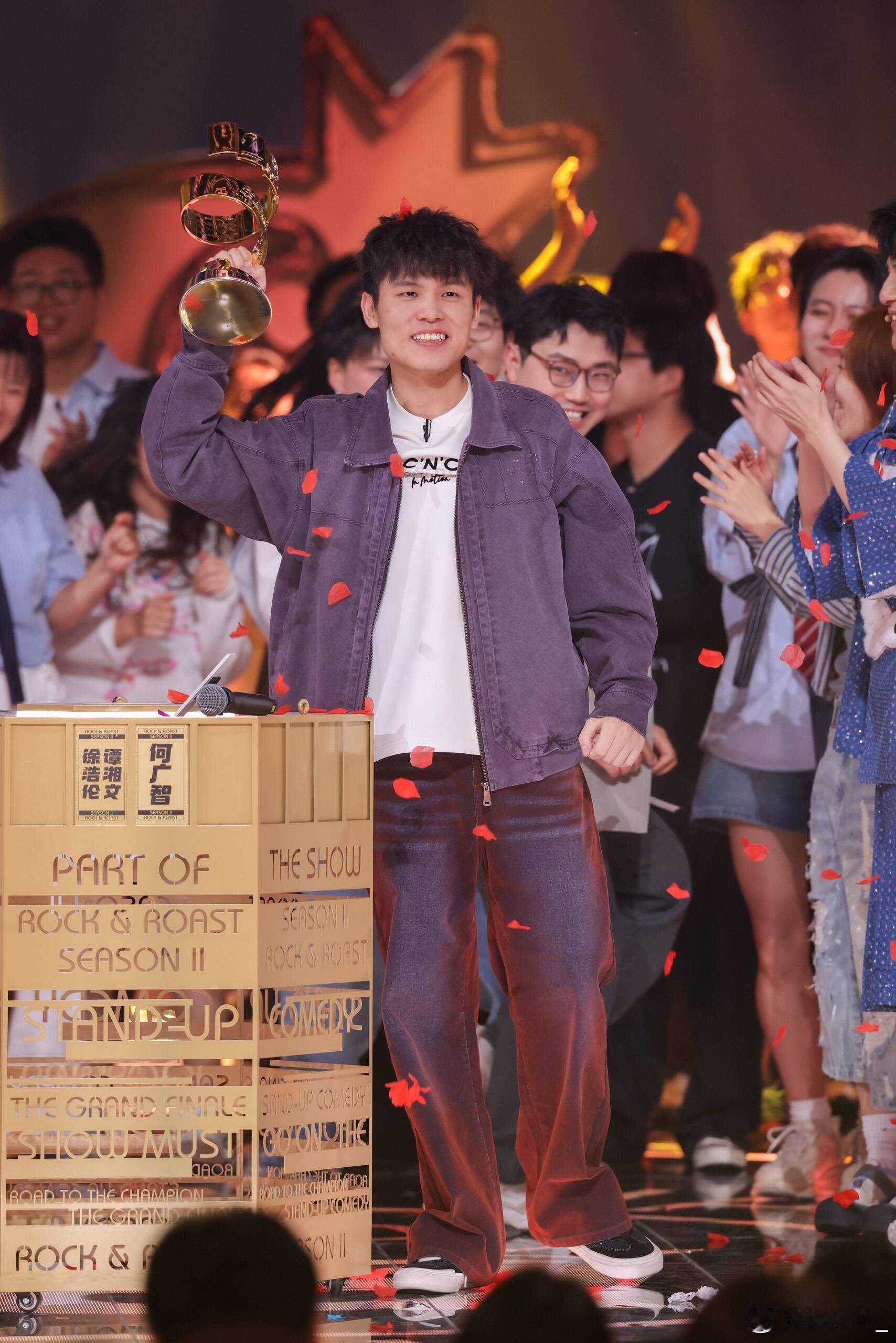 何广智回应恋情脱口秀和Ta的朋友们 祝福广智在爱情和事业上都能齐头并进，享受每一