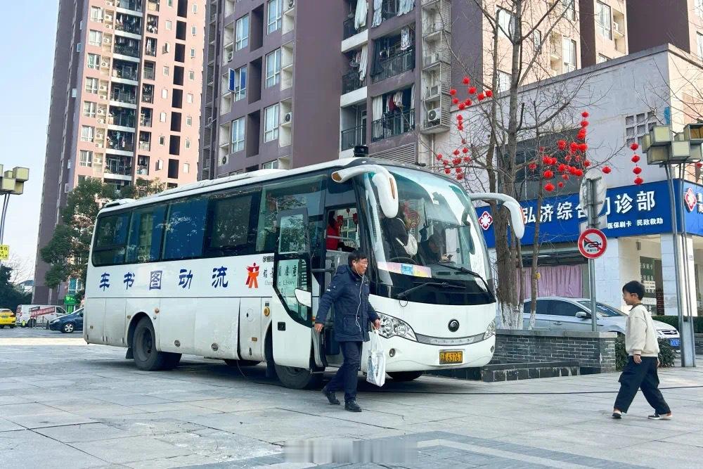 #重庆流动图书馆进小区#【流动“图书馆”进小区啦！全年服务排期出炉！】“图书车又