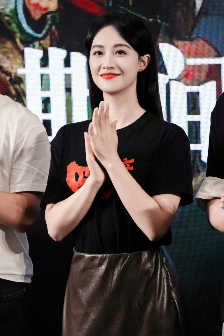 蓝盈莹黑长直蓝盈莹线下美成啥样了 黑长直解锁蓝盈莹全新温柔画风，线下路人随手拍都