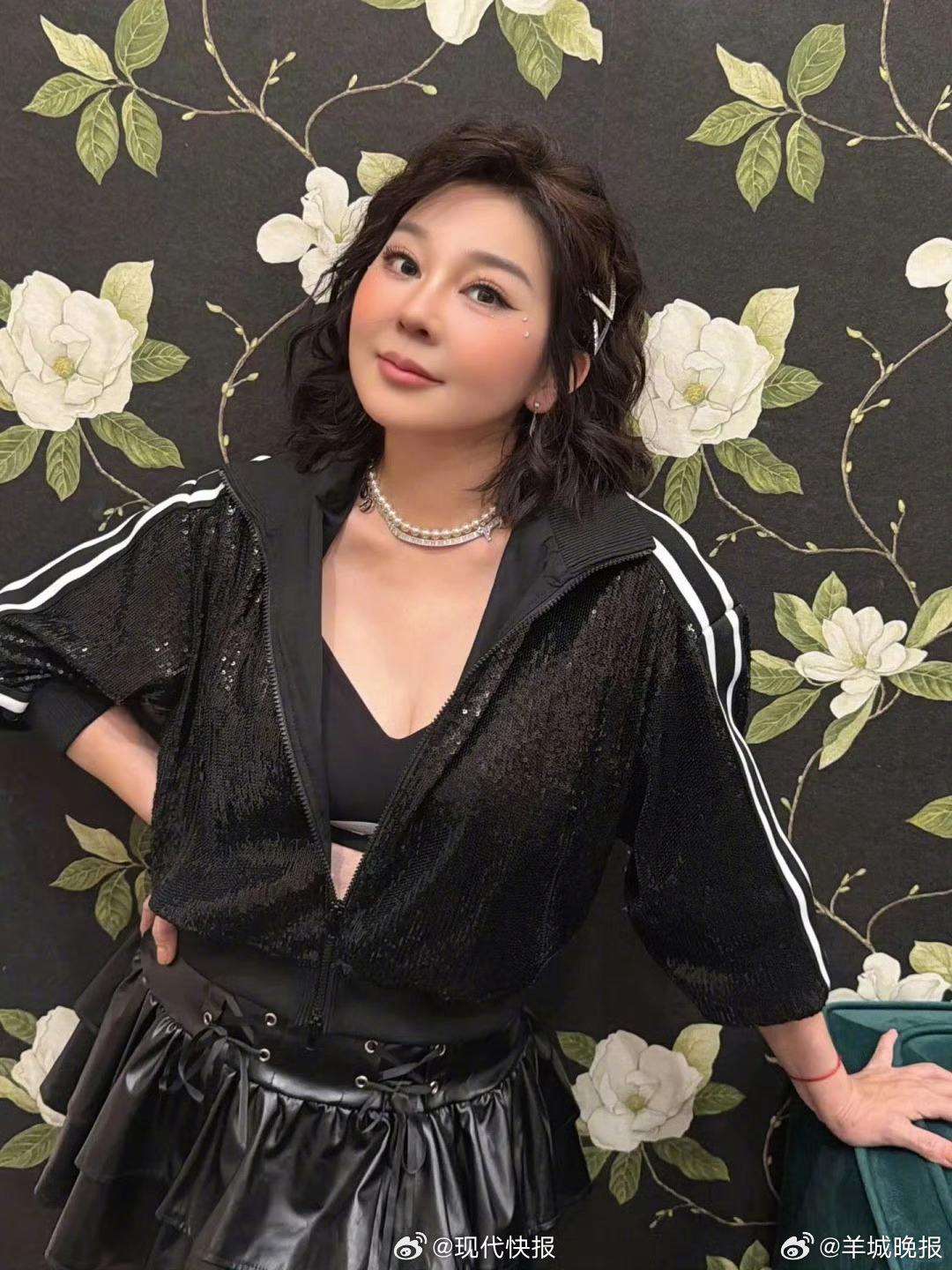 #57岁王彩桦近照#近日，台湾资深艺人参加活动更新近照。照片中，57岁的王彩桦穿