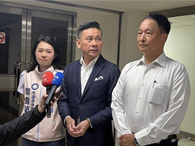 国民党市党部16日举行初选结果发布会，由张延廷（右）拿下58％胜出。（邱芊摄）