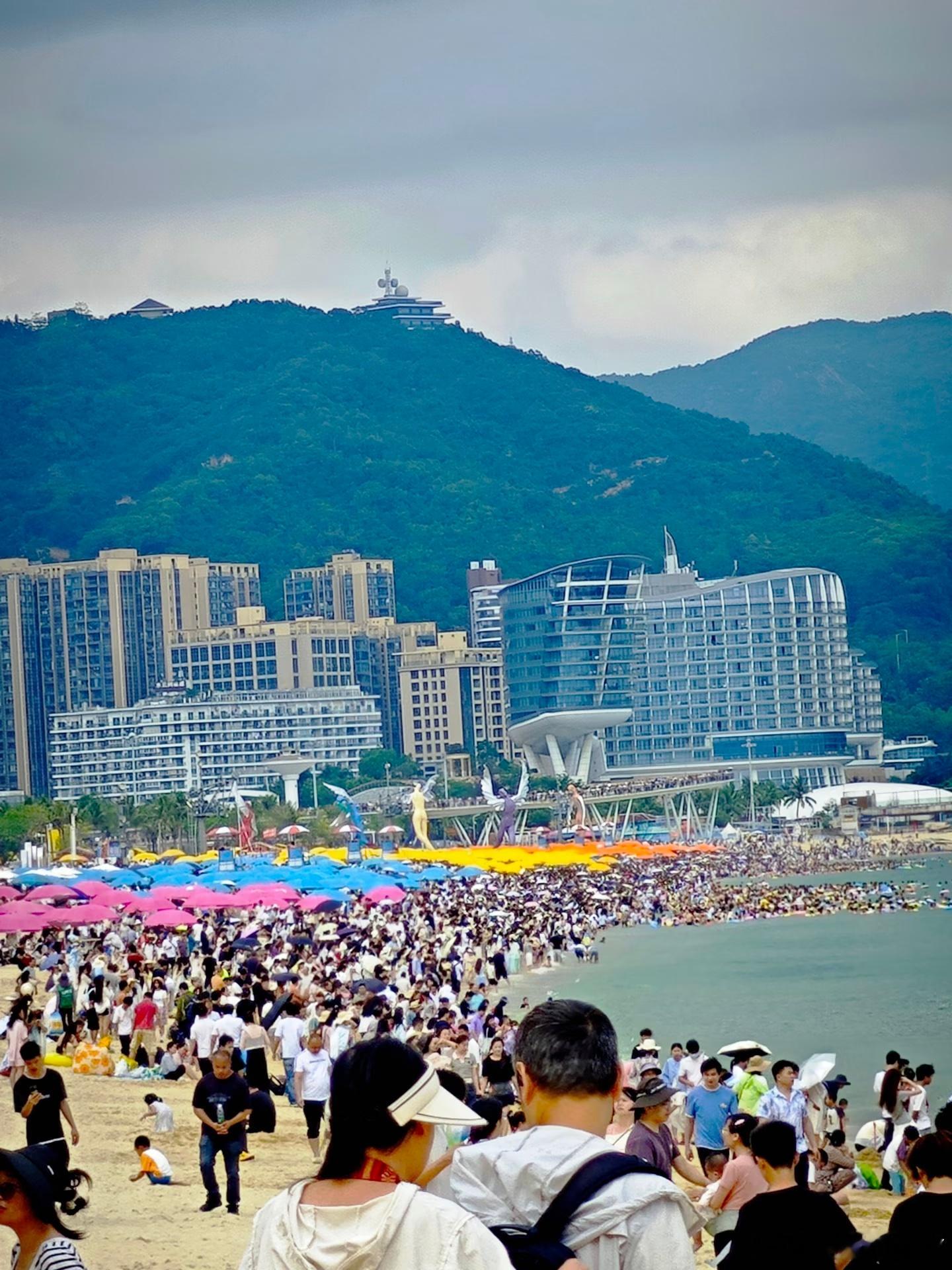 五一旅游景点人人人你人人人五一首日8万人涌入深圳大梅沙原来大梅沙不是海边，是深圳