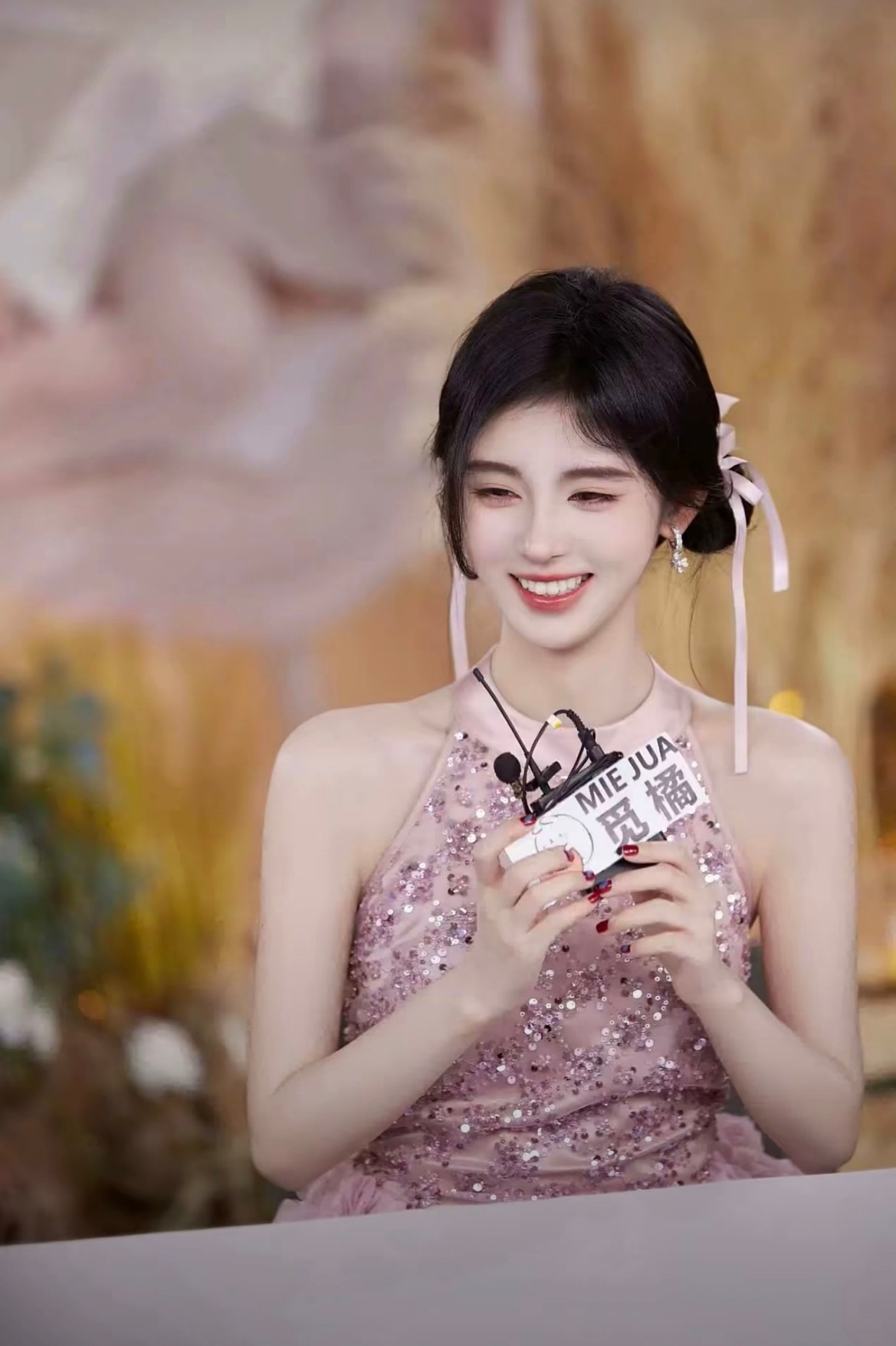 鞠婧祎 她的牙齿很整齐 笑起来很可爱～ 